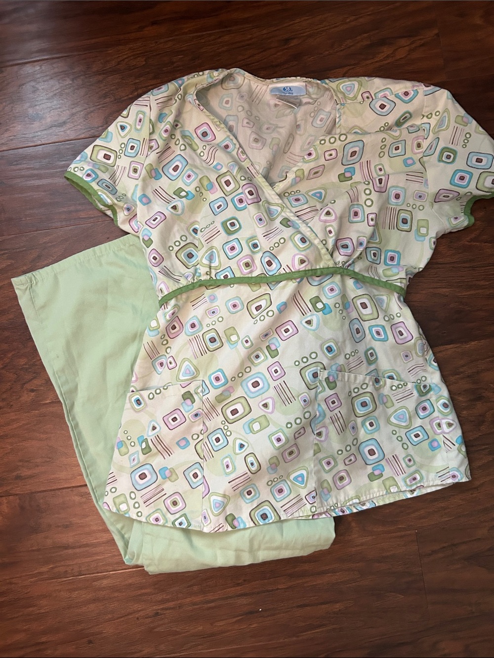 Women’s Light Green Geo-Print Scrub top Small